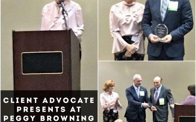 Pond Lehocky’s Client Advocate presenta a un homenajeado en la recepción de los premios del Fondo Peggy Browning